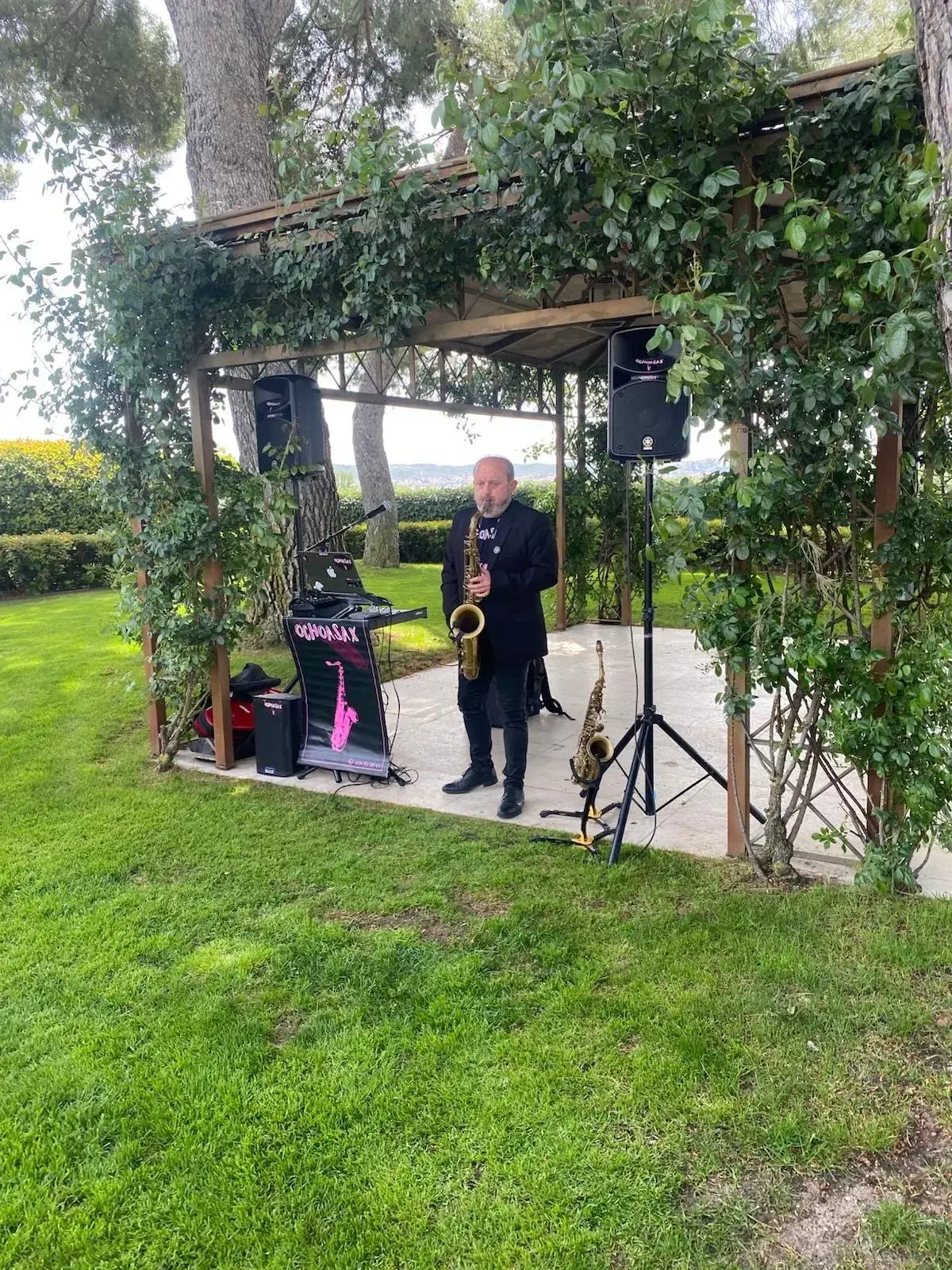 OCHOASAX tocando el saxofón en directo en una ceremonia de boda al aire libre