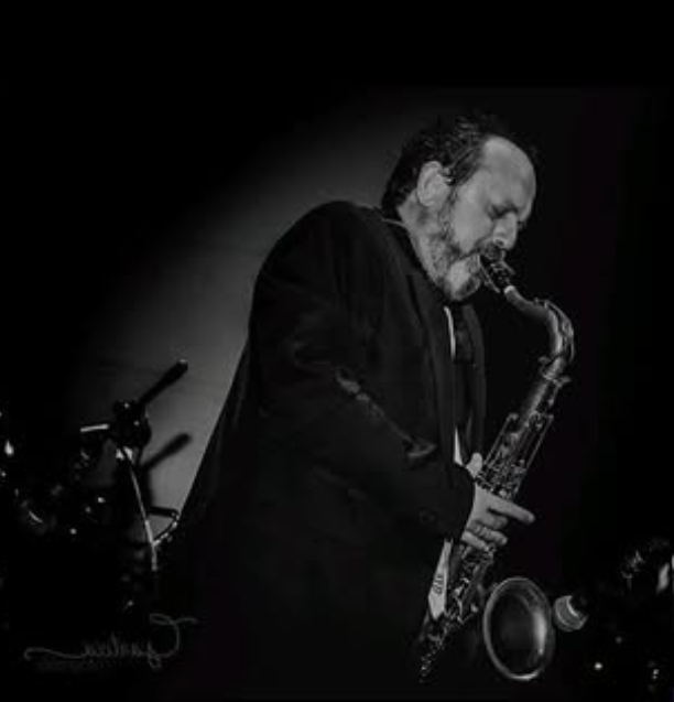 Javier Ochoa, OCHOASAX, tocando el saxofón